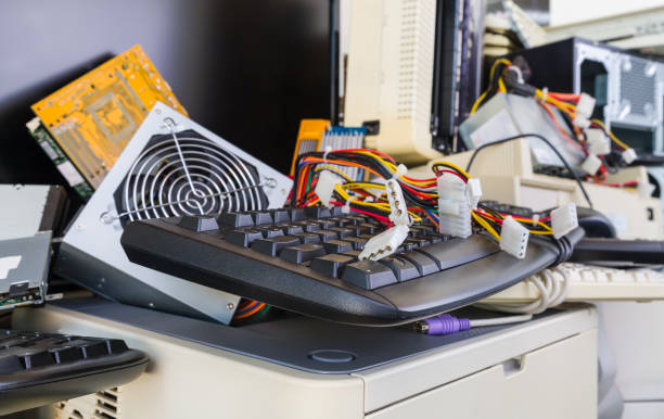 détail des composants matériels usagés sur le tas de déchets électroniques. imprimante d'ordinateur, boîtier, ventilateur ou tableau principal avec circuit imprimé. refuser le tri et l'élimination - repairing computer computer printer pc photos et images de collection