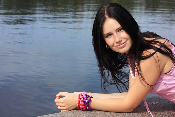 Menina contra pond - fotografia de stock