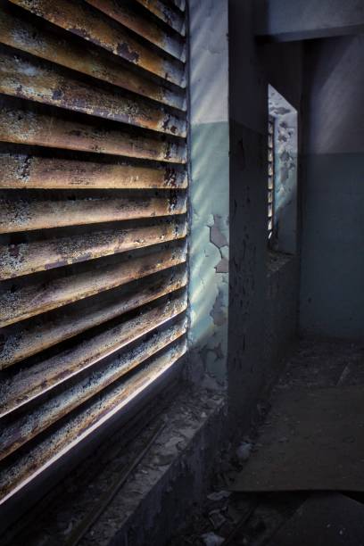 persiane arruggini in un edificio abbandonato a chernobyl - wood shutter rusty rust foto e immagini stock