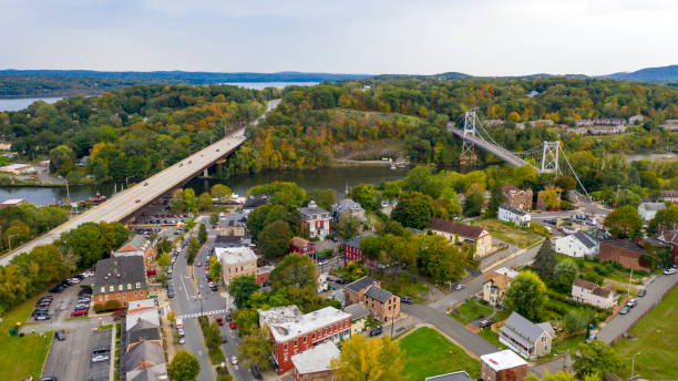 vue aérienne au-dessus de broadway street south kingston new york - southern charm photos et images de collection