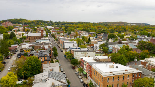 nad budynkami columbia street downtown city center hudson nowy jork - hudson new york state zdjęcia i obrazy z banku zdjęć