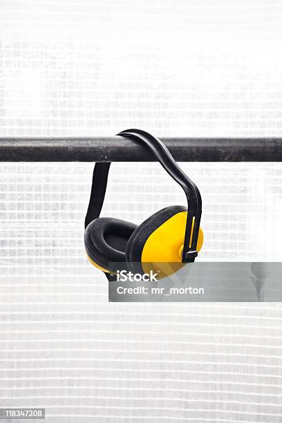 Amarelo Ouvir Guarda - Fotografias de stock e mais imagens de Auscultador - Equipamento Áudio - Auscultador - Equipamento Áudio, Barulho, Branco