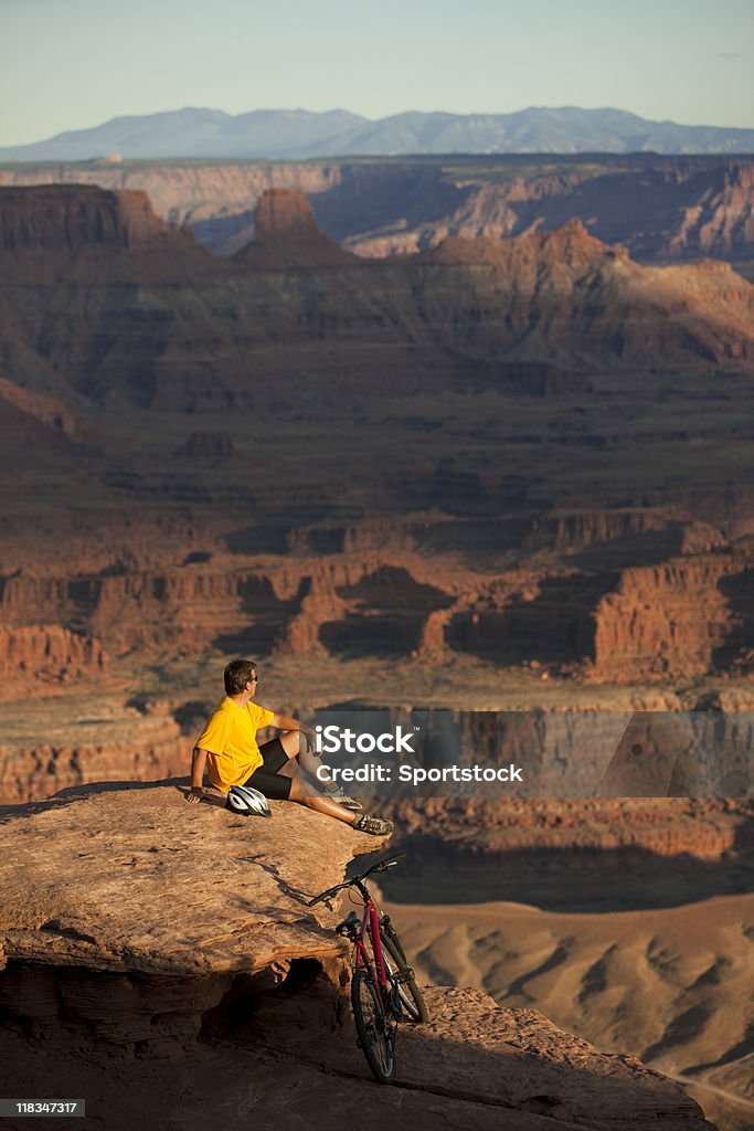 Passeios de bicicleta no Parque Nacional de Canyonlands Moab, Utah - Foto de stock de Arenito royalty-free