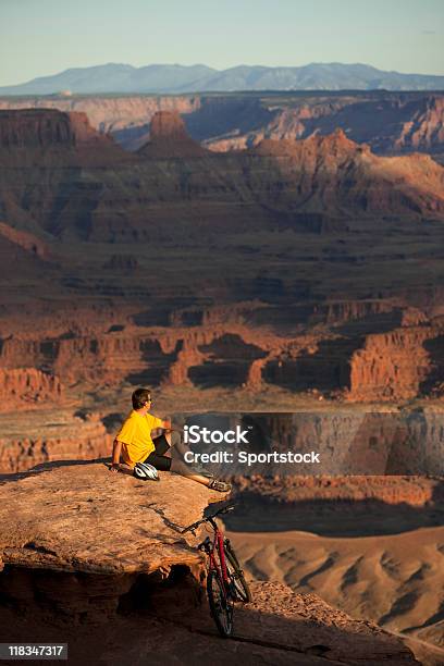 Foto de Passeios De Bicicleta No Parque Nacional De Canyonlands Moab Utah e mais fotos de stock de Arenito