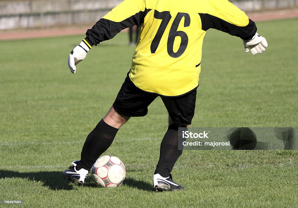 Fußballspieler beginnt am ball - Lizenzfrei Anstoß - Sportbegriff Stock-Foto