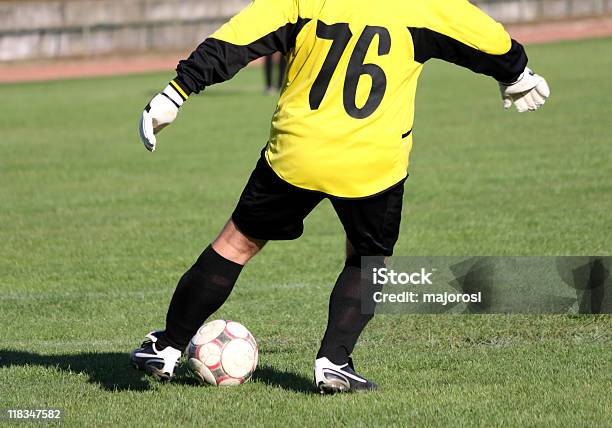 Jogador De Futebol Arranca A Bola - Fotografias de stock e mais imagens de Adulto - Adulto, Amarelo, Atividade desportiva