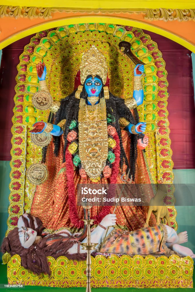 Nữ Thần Kali Được Trang Trí Tại Puja Pandal Kali Puja Còn Được Gọi Là Shyama  Puja Hoặc Mahanisha Puja Là Một Lễ Hội Dành Riêng Cho Nữ Thần Hindu Kali  Được