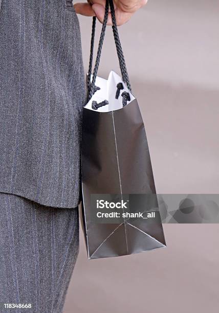 Hombre De Negocios Con Un Giftbag Foto de stock y más banco de imágenes de Bolsa - Objeto fabricado - Bolsa - Objeto fabricado, Bolsa de la compra, Color - Tipo de imagen