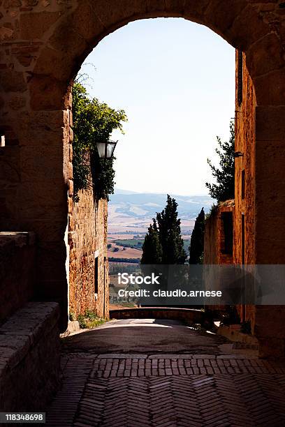 Vecchio Vicolo Con Arco Plantare Immagine A Colori - Fotografie stock e altre immagini di Acciottolato