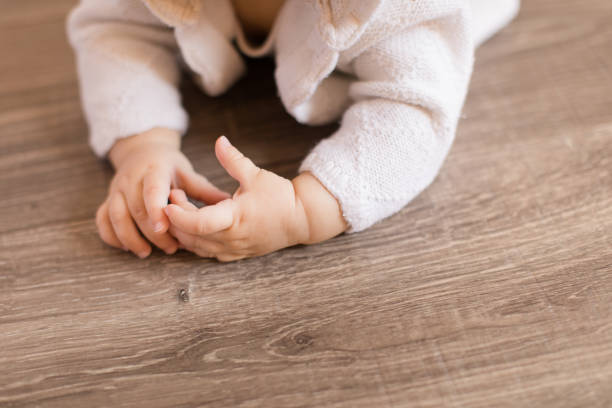 детские руки девушки - baby holding babies only sign стоковые фото и изображения