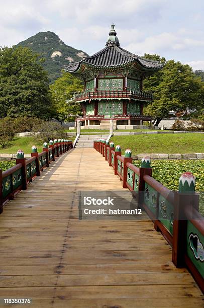 Asiática Palace Pagoda Foto de stock y más banco de imágenes de Aire libre - Aire libre, Arquitectura, Arquitectura exterior