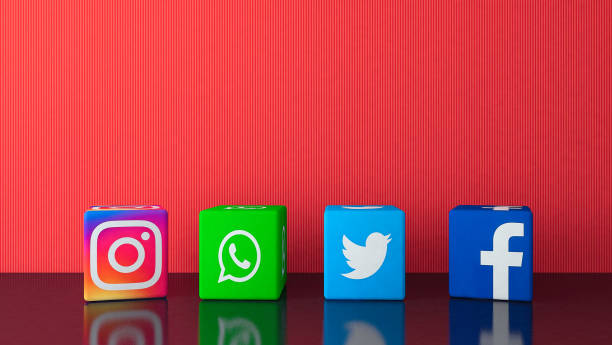 kubische social-media-dienste-symbole auf schwarzem glas mit rotem kopierraum - google blog social networking symbol stock-fotos und bilder
