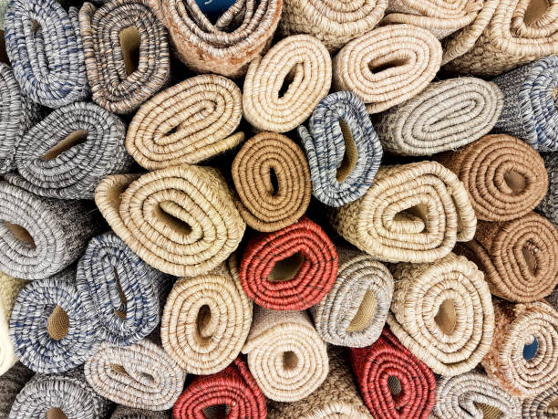 tapis de fond dans les tapis stocker de nombreuses couleurs - multi colored variegated wool colors photos et images de collection