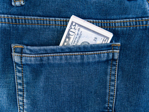 pieniądze w tylnej kieszeni dżinsów. - fiscal cliff zdjęcia i obrazy z banku zdjęć