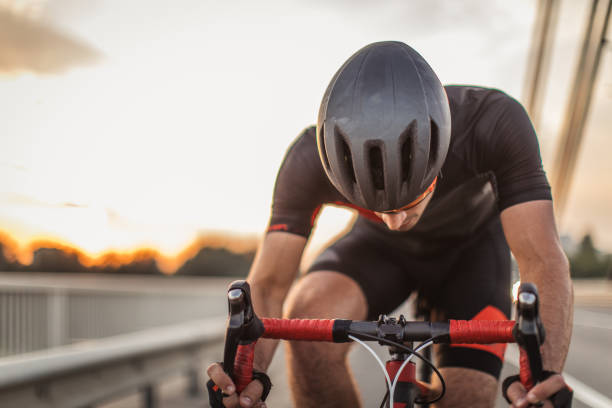 atleta montando en bicicleta - speed sports race track cycling vitality fotografías e imágenes de stock