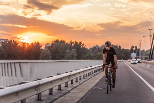 atleta montando en bicicleta - speed sports race track cycling vitality fotografías e imágenes de stock