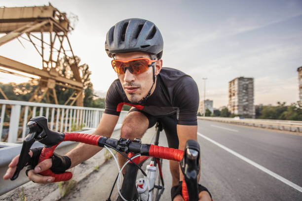 mężczyzna jeżdżący na rowerze - speed sports race track cycling vitality zdjęcia i obrazy z banku zdjęć