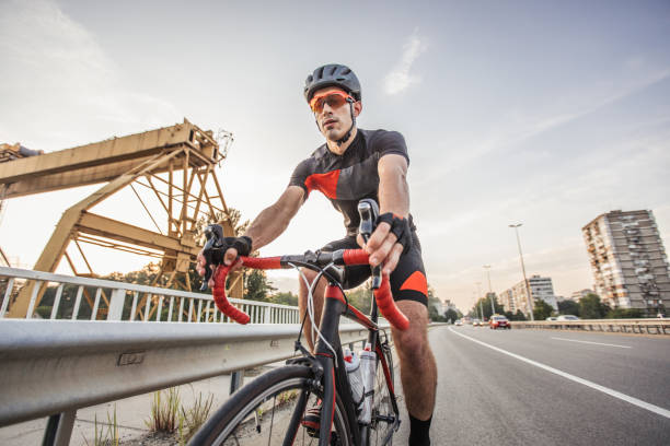 hombre montando en bicicleta - speed sports race track cycling vitality fotografías e imágenes de stock