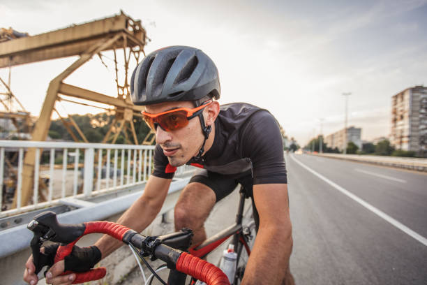 hombre montando en bicicleta - speed sports race track cycling vitality fotografías e imágenes de stock