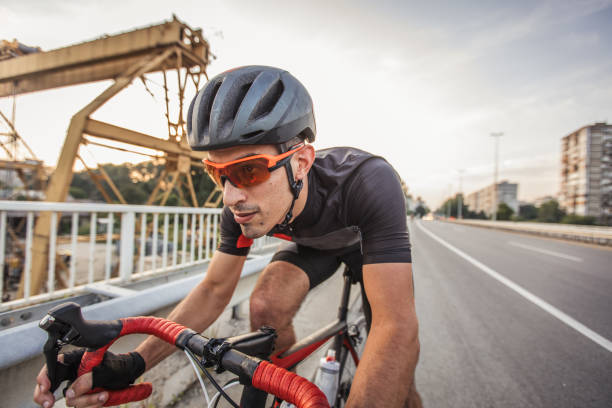 mężczyzna jeżdżący na rowerze - speed sports race track cycling vitality zdjęcia i obrazy z banku zdjęć