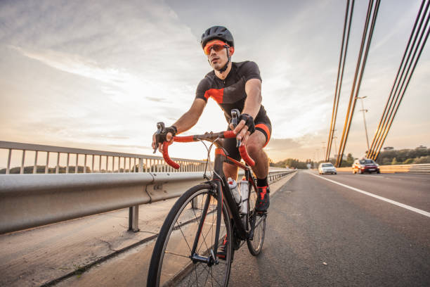 młody człowiek jazda na rowerze - speed sports race track cycling vitality zdjęcia i obrazy z banku zdjęć
