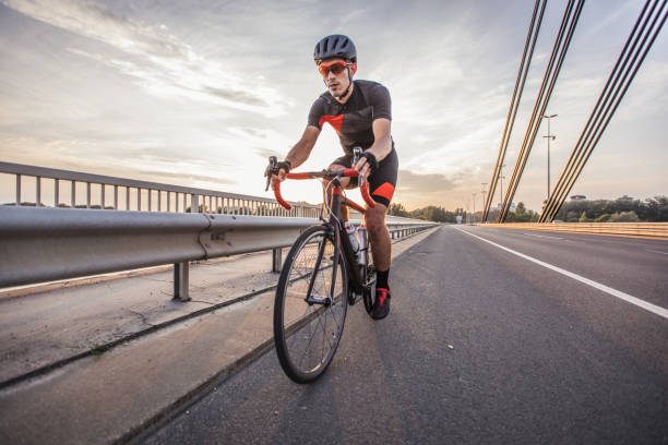 młody człowiek jazda na rowerze - speed sports race track cycling vitality zdjęcia i obrazy z banku zdjęć