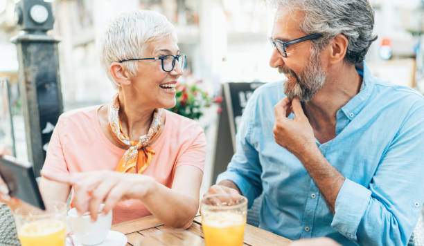 istock Mature couple with smartphone 1183523156