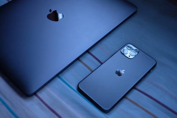 trang, thailand. 24 oktober 2019: kunden lägga ner nya macbook pro 2019 och iphone 11 pro är utrymme grå färger på sängen efter att ha fått från apple store - iphone bildbanksfoton och bilder