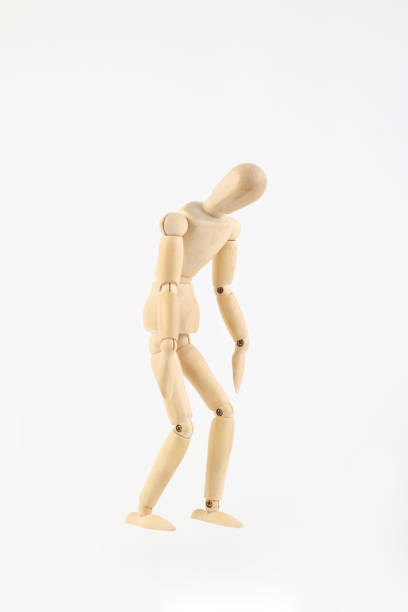 mannequin humain en bois triste sur le fond blanc - wooden mannequin photos et images de collection