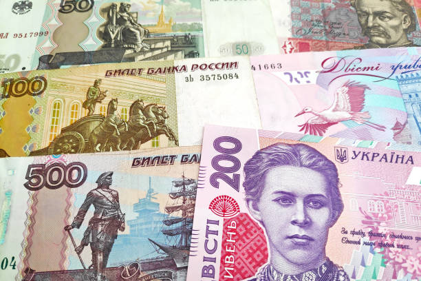 pila de rublos rusos & hryvnia ucraniana - ukraine hryvnia currency paper currency fotografías e imágenes de stock