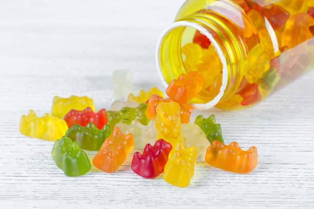 vitaminas para crianças como ursinhos de goma sobre a mesa - gummy - fotografias e filmes do acervo