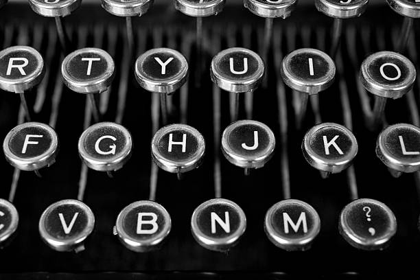 bw clés - typewriter typebar alphabet retro revival photos et images de collection