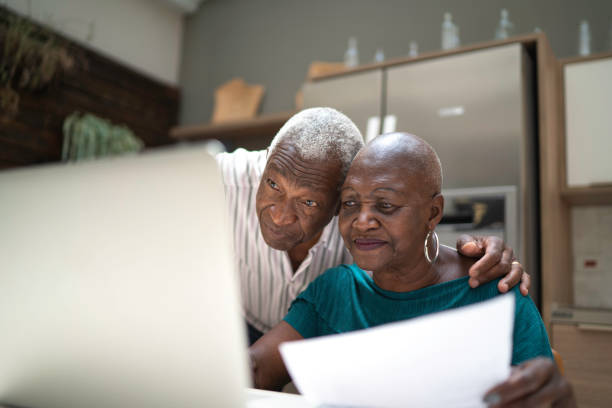 가정 재정을 하는 수석 부부 - senior adult couple computer retirement 뉴스 사진 이미지