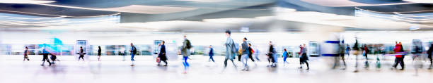 un sacco di uomini d'affari che camminano attraverso un grande spazio aperto. persone sulla strada per il lavoro, che corrono attraverso il tunnel sotterraneo. londra, regno unito - defocused crowd blurred motion business foto e immagini stock