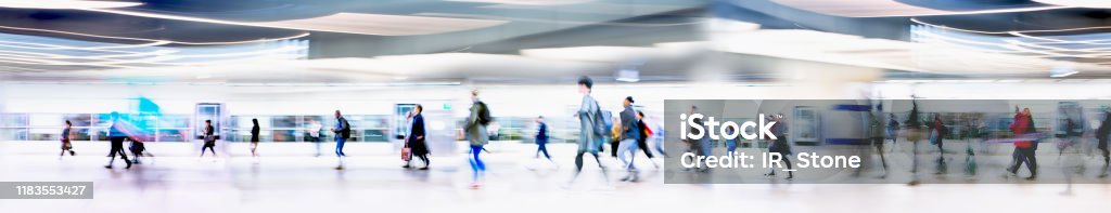 Lots of business people walking through big open space. People on the way to work, rushing via the underground tunnel. London, UK - Royalty-free Aeroporto Foto de stock