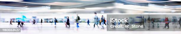 Lots Of Business People Walking Through Big Open Space People On The Way To Work Rushing Via The Underground Tunnel London Uk - Fotografias de stock e mais imagens de Aeroporto