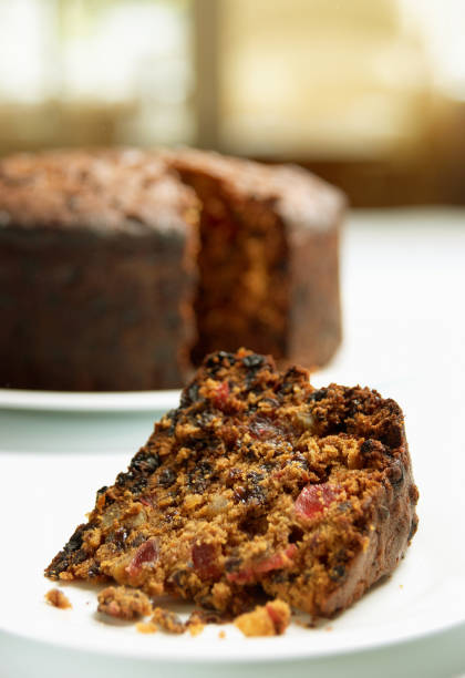 torta di frutta appena sforata a base di ciliegie del ghiacciaio, buccia mista, ribes, uva sultanina e zucchero demerera morbido marrone scuro - cherry dry fruit food foto e immagini stock