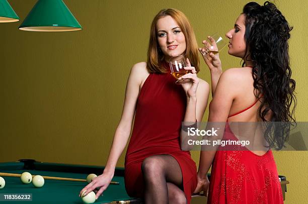 Две Девушки В Бассейн Club — стоковые фотографии и другие картинки Алкоголь - напиток - Алкоголь - напиток, Бильярд, Бильярдный шар