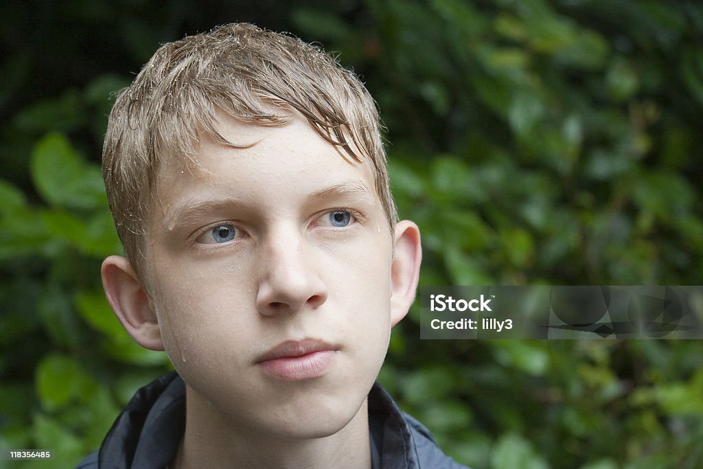 Wet Teenager Junge im Wald - Lizenzfrei 14-15 Jahre Stock-Foto