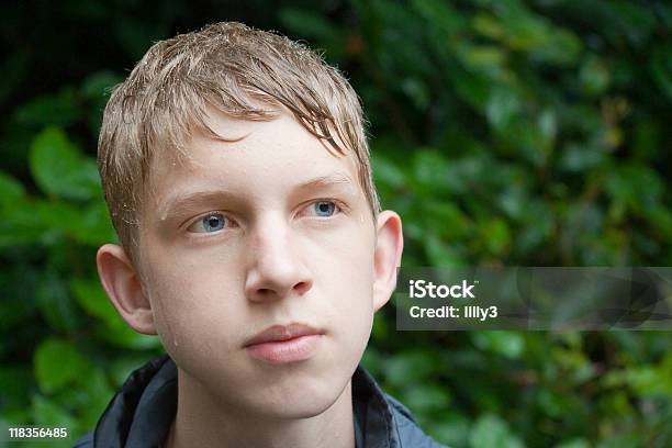 Wet Teenager Junge Im Wald Stockfoto und mehr Bilder von 14-15 Jahre - 14-15 Jahre, Ernst, Jugendalter