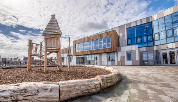 nijmegen / netherlands-september 13, 2019: modern school building for children up to 12 years old. - 12 13 years fotos imagens e fotografias de stock