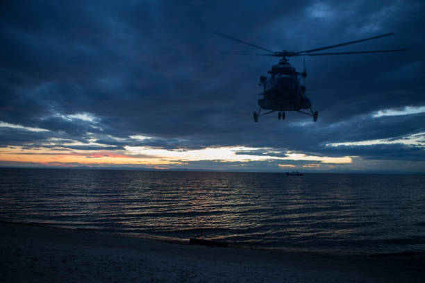 helicopter night flight - rescue helicopter water searching imagens e fotografias de stock