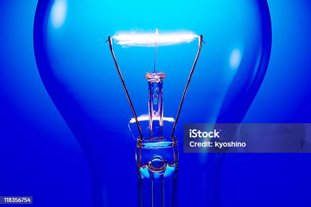 Closeup De Iluminado Lâmpada Contra Fundo Azul - Fotografias de stock e mais imagens de Arame - Arame, Azul, Claro