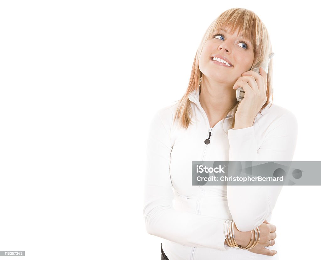 Souriante jeune femme parlant au téléphone - Photo de 20-24 ans libre de droits