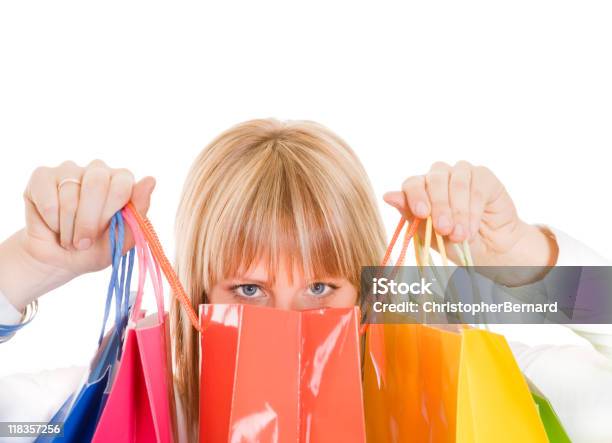 Foto de Mulher Sorridente Com Sacos De Compras e mais fotos de stock de 20-24 Anos - 20-24 Anos, 25-30 Anos, Adulto