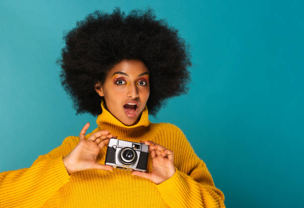 hermosa mujer afro - ethnic editorial make up colors fotografías e imágenes de stock