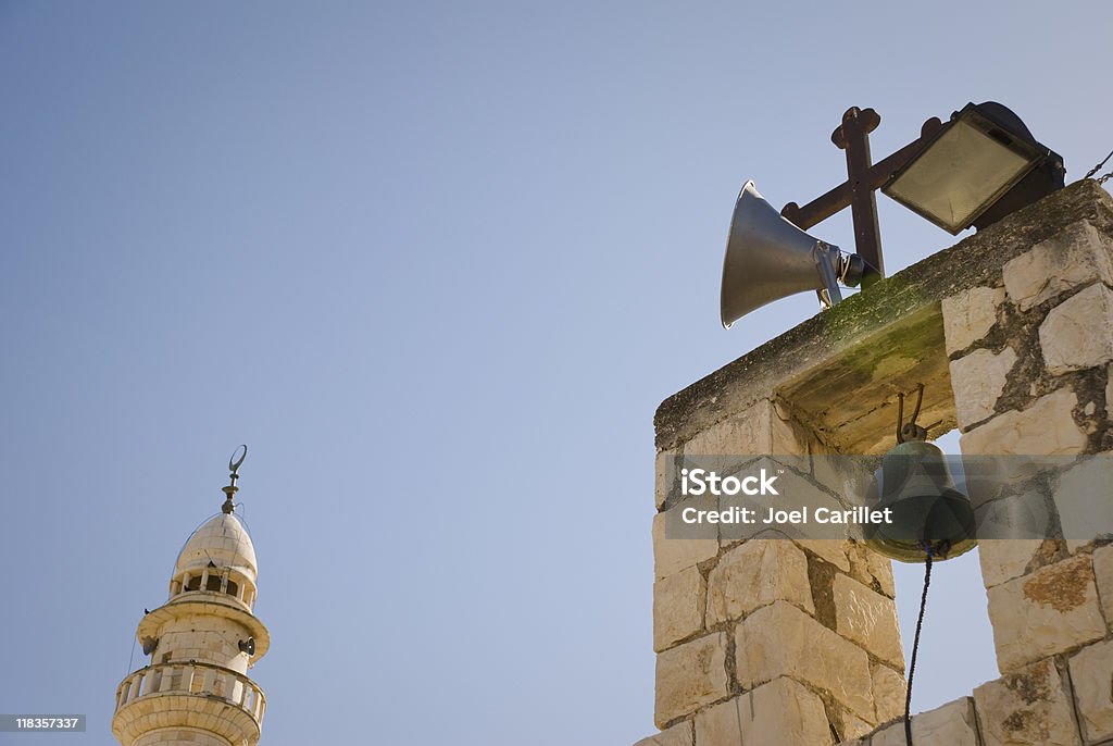 Iglesia y en Palestina mezquita de Cisjordania village - Foto de stock de Aire libre libre de derechos