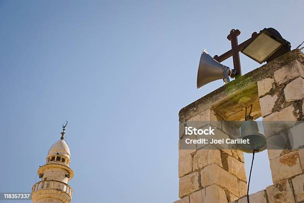 Iglesia Y En Palestina Mezquita De Cisjordania Village Foto de stock y más banco de imágenes de Aire libre