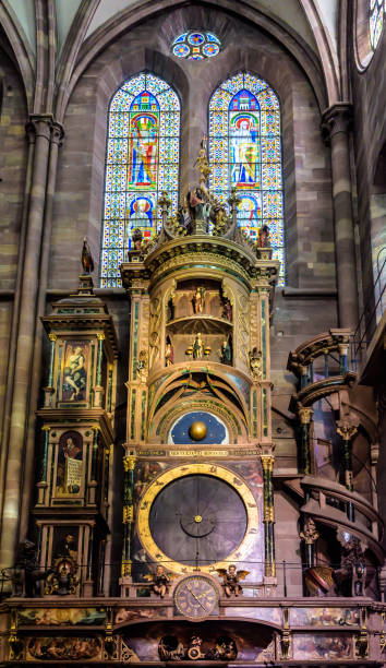 reloj astronómico en la catedral de notre-dame en estrasburgo, francia. - iluminación de techo abovedado fotografías e imágenes de stock