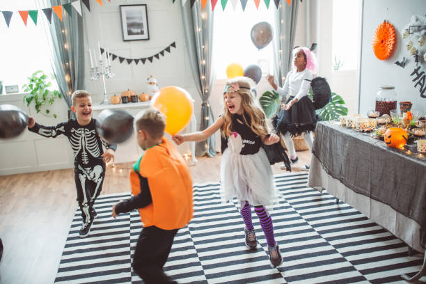 dzieci tańczą na imprezie halloween - house halloween autumn candid zdjęcia i obrazy z banku zdjęć